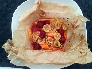 Fruchtpäckchen mit Ingwer, Ahornsirup und Walnüssen