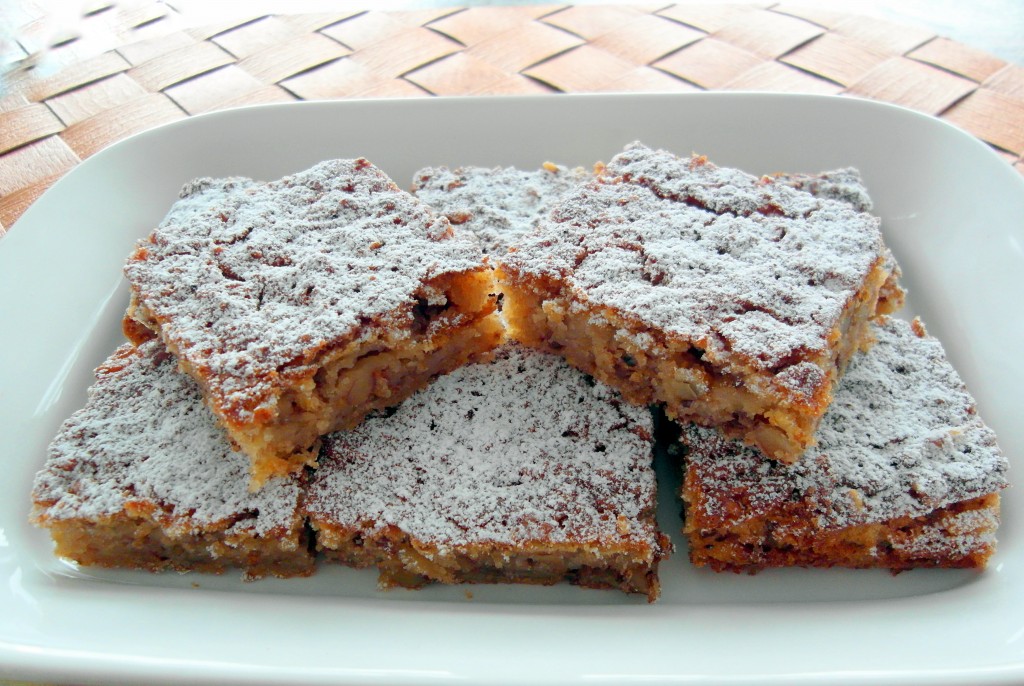 Kuchen mit geriebenen Äpfeln und Walnüssen